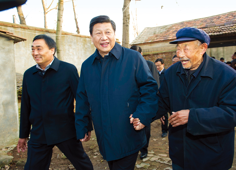 　2013年11月24日至28日，中共中央總書記、國家主席、中央軍委主席習(xí)近平在山東考察。 這是25日下午，習(xí)近平在地處沂蒙老區(qū)的臨沭縣曹莊鎮(zhèn)朱村親切地拉著83歲的“老支前”王克昌的手去他家看望。 新華社記者 謝環(huán)馳/攝
