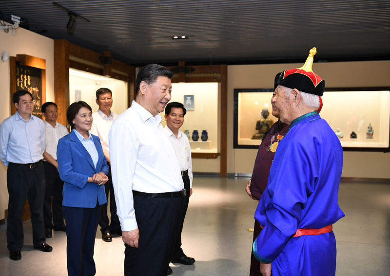 7月15日至16日，中共中央總書記、國家主席、中央軍委主席習近平在內(nèi)蒙古考察并指導開展“不忘初心、牢記使命”主題教育。這是15日上午，習近平在赤峰博物館同古典民族史詩《格薩（斯）爾》非物質(zhì)文化遺產(chǎn)傳承人親切交談。