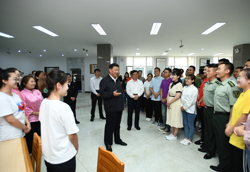 7月15日至16日，中共中央總書記、國家主席、中央軍委主席習近平在內(nèi)蒙古考察并指導開展“不忘初心、牢記使命”主題教育。這是16日上午，習近平在內(nèi)蒙古大學圖書館同學生們親切交談，勉勵他們志存高遠、腳踏實地、發(fā)奮圖強。