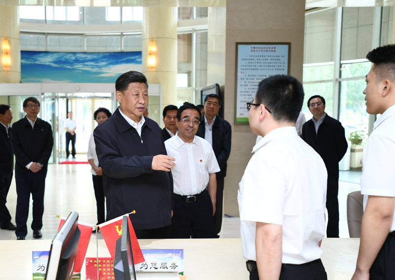 7月15日至16日，中共中央總書記、國家主席、中央軍委主席習近平在內(nèi)蒙古考察并指導開展“不忘初心、牢記使命”主題教育。這是16日上午，習近平在內(nèi)蒙古自治區(qū)自然資源廳自然資源政務大廳同工作人員交談，了解開展主題教育和落實便捷高效政務服務等情況。