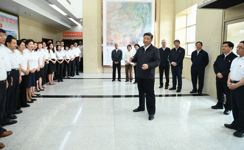 7月15日至16日，中共中央總書記、國家主席、中央軍委主席習近平在內(nèi)蒙古考察并指導開展“不忘初心、牢記使命”主題教育。這是16日上午，習近平到內(nèi)蒙古自治區(qū)自然資源廳，實地調(diào)研指導開展“不忘初心、牢記使命”主題教育。