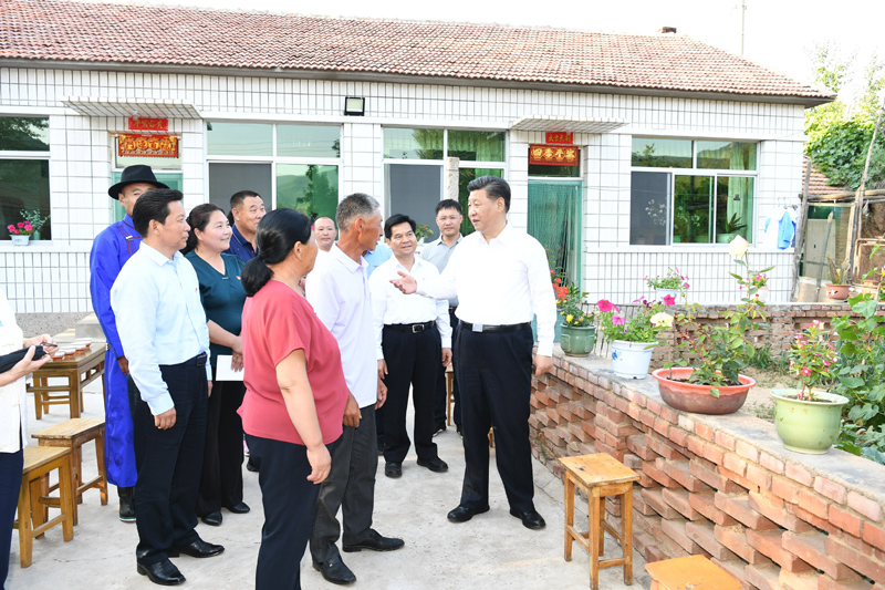 7月15日至16日，中共中央總書記、國家主席、中央軍委主席習近平在內(nèi)蒙古考察并指導開展“不忘初心、牢記使命”主題教育。這是15日下午，習近平在赤峰市喀喇沁旗河南街道馬鞍山村村民張國利家，同基層干部群眾代表親切交流。