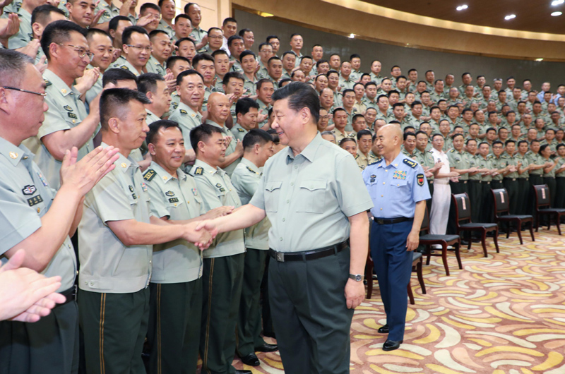 7月15日至16日，中共中央總書記、國家主席、中央軍委主席習近平在內(nèi)蒙古考察并指導開展“不忘初心、牢記使命”主題教育。這是16日上午，習近平在呼和浩特親切接見駐內(nèi)蒙古部隊副師職以上領導干部和團級單位主官，代表黨中央和中央軍委向駐內(nèi)蒙古部隊全體官兵致以誠摯問候。