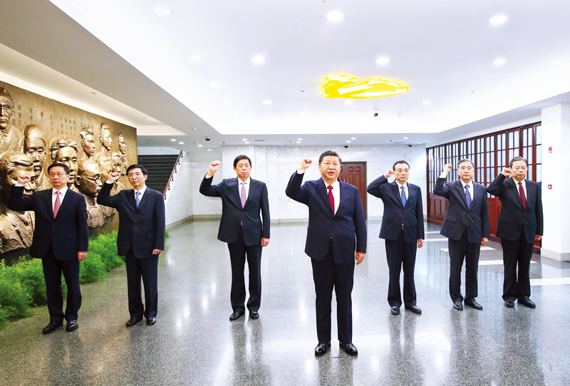 　2017年10月31日，中共中央總書記、國家主席、中央軍委主席習(xí)近平帶領(lǐng)中共中央政治局常委李克強(qiáng)、栗戰(zhàn)書、汪洋、王滬寧、趙樂際、韓正，瞻仰上海中共一大會址和浙江嘉興南湖紅船。這是31日上午，在上海中共一大會址紀(jì)念館，習(xí)近平帶領(lǐng)其他中共中央政治局常委同志一起重溫入黨誓詞。 新華社記者 蘭紅光/攝
